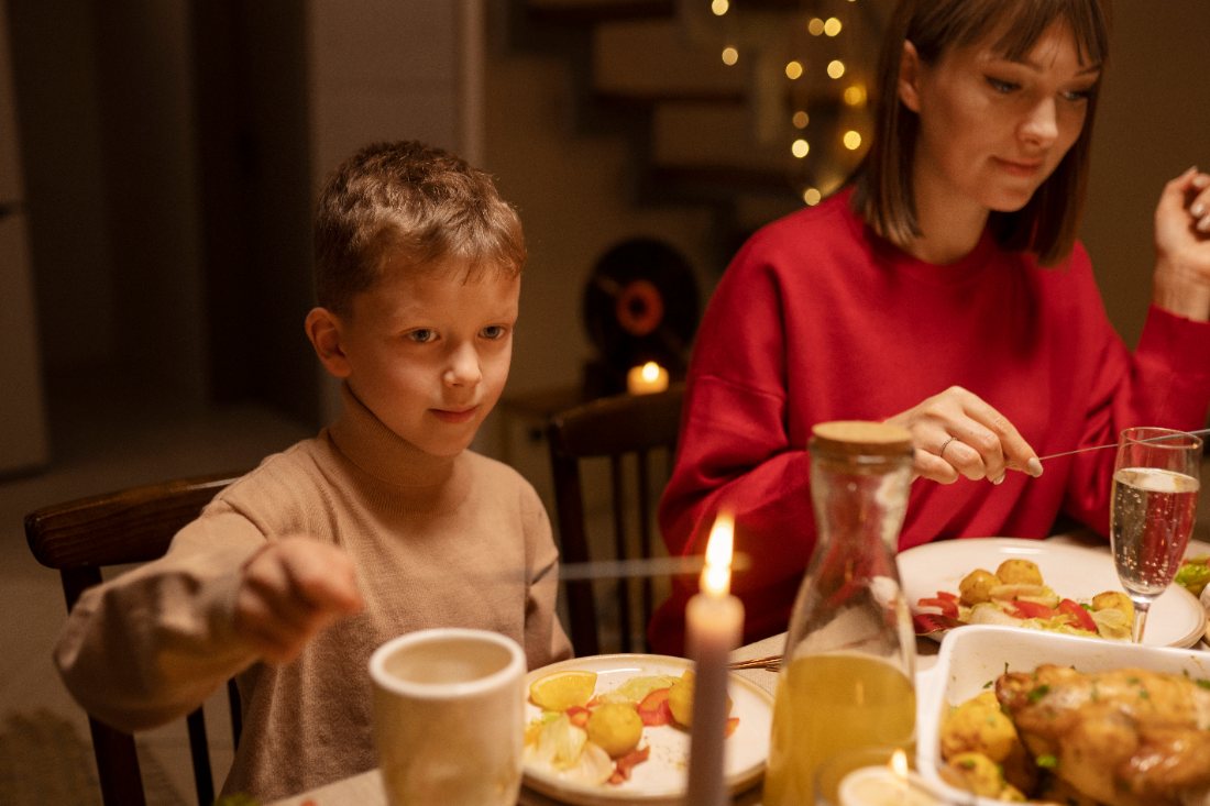 Una fam&iacute;lia sopant junta a casa