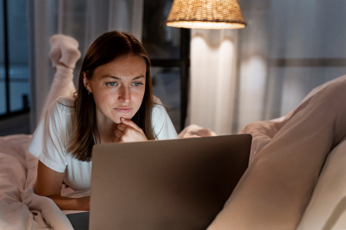 Una persona mirant un v&iacute;deo a casa de nit