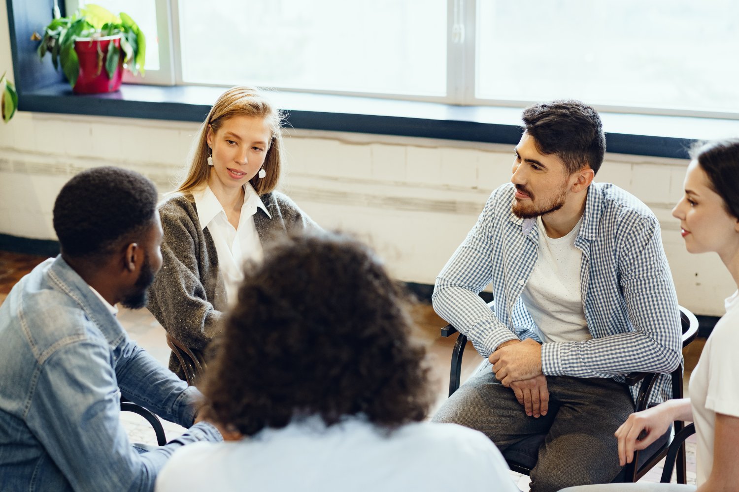 Un grup de persones conversant assegudes en cercle